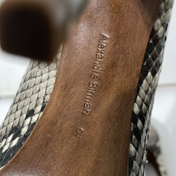 Elegant Snakeskin Patterned High Heels - Picture 6 of 7